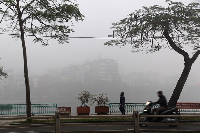 Hà Nội chìm trong sương mù và nồm ẩm